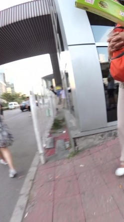 北京地铁商圈CD系列2，掀裙被小姐姐发现差点被打手，大神不怕还继续拍 截图2