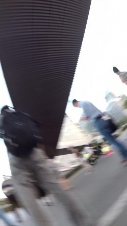 北京地铁商圈CD系列2，掀裙被小姐姐发现差点被打手，大神不怕还继续拍 截图4
