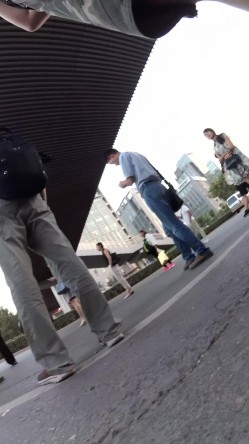北京地铁商圈CD系列2，掀裙被小姐姐发现差点被打手，大神不怕还继续拍 截图5