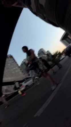 北京地铁商圈CD系列2，掀裙被小姐姐发现差点被打手，大神不怕还继续拍 截图7