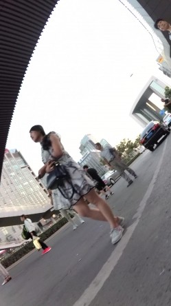 北京地铁商圈CD系列2，掀裙被小姐姐发现差点被打手，大神不怕还继续拍 截图8