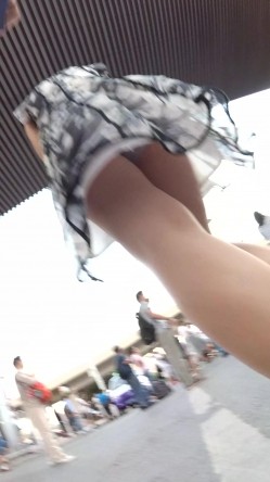 北京地铁商圈CD系列2，掀裙被小姐姐发现差点被打手，大神不怕还继续拍 截图13