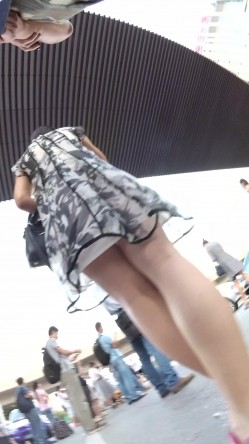 北京地铁商圈CD系列2，掀裙被小姐姐发现差点被打手，大神不怕还继续拍 截图15
