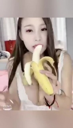 花椒大奶美少妇【王兮兮】私拍定制大尺度视频 性感骚舞不停的揉奶摸逼娇喘十分诱惑 截图9