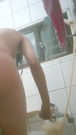 小哥寒假去姨妈家玩 在卫生间暗藏摄像头偷拍眼镜表姐洗澡,奶子很小,但是阴毛很多典型的反差婊 截图12