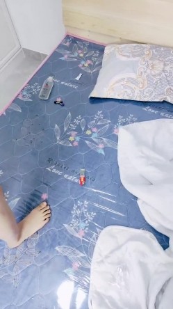 狼友来评这两小妞得劲不，全程露脸激情群P让小哥们玩弄，抠逼舔奶又舔逼好骚啊，激情上位让小哥爆草蹂躏 截图7