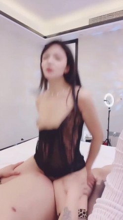 姐妹花推荐【今晚九点半】2姐妹轮流被干吃鸡舌吻无套 截图7