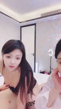 姐妹花推荐【今晚九点半】2姐妹轮流被干吃鸡舌吻无套 截图13