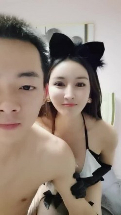 高人气~车女郎 仔仔没电了  行业不景气 和男友下海赚快钱 ‘媳妇记得要吃避孕药呀  不用吃 在安全期  风骚模特 招人喜欢 截图1