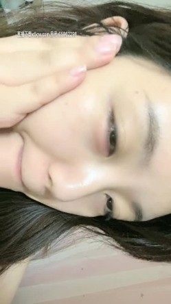 颜值不错的少妇长着一对巨无霸的大奶子，镜头前的诱惑大奶子晃的人眼晕自己揉捏，跳弹玩弄骚逼手抠到高潮喷水 截图1