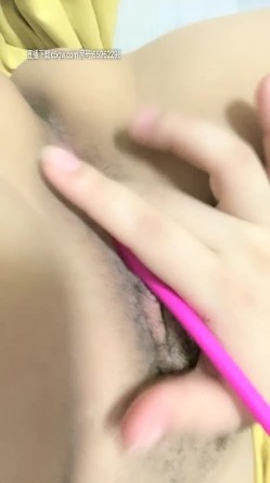颜值不错的少妇长着一对巨无霸的大奶子，镜头前的诱惑大奶子晃的人眼晕自己揉捏，跳弹玩弄骚逼手抠到高潮喷水 截图3