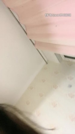颜值不错的少妇长着一对巨无霸的大奶子，镜头前的诱惑大奶子晃的人眼晕自己揉捏，跳弹玩弄骚逼手抠到高潮喷水 截图9