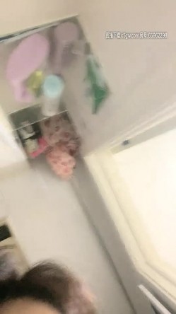 颜值不错的少妇长着一对巨无霸的大奶子，镜头前的诱惑大奶子晃的人眼晕自己揉捏，跳弹玩弄骚逼手抠到高潮喷水 截图11