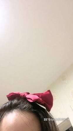 颜值不错的少妇长着一对巨无霸的大奶子，镜头前的诱惑大奶子晃的人眼晕自己揉捏，跳弹玩弄骚逼手抠到高潮喷水 截图15
