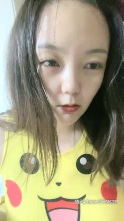 颜值不错的少妇长着一对巨无霸的大奶子，镜头前的诱惑大奶子晃的人眼晕自己揉捏，跳弹玩弄骚逼手抠到高潮喷水 截图16