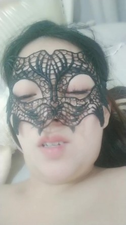 玩的很嗨的嫂子伺候大哥啪啪，温柔的舔弄大鸡巴让大哥无套抽插，抠逼爆菊花，按摩棒摩擦，掰开逼逼让大哥尿 截图16