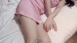 晚上老婆睡着去看醉酒小姨子 发现小姨子露着奶子正在睡觉没忍住上去猥亵她不仅没生气还帮我打飞机 截图5