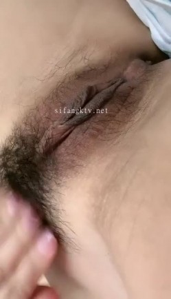 推荐！邻家女神下海！超漂亮~【玲玲】，纯欲风小美女，前凸后翘，跟男友做爱极其投入，超级过瘾，画质一流 截图3