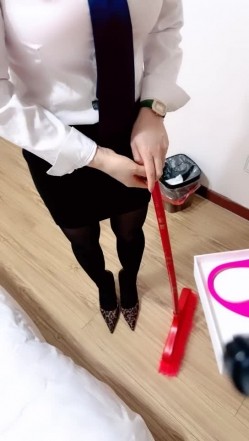 叫了个家政打扫房间，尝试器具让她欲罢不能，超骚超主动服务技术娴熟一流！ 截图3
