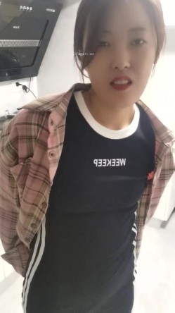 极品人妻！刺激，【放肆的小水娃】，真实良家，标准的贤妻良母，厨房搔首弄姿 截图2