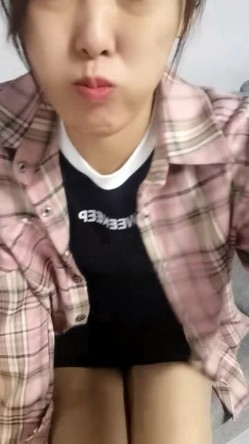 极品人妻！刺激，【放肆的小水娃】，真实良家，标准的贤妻良母，厨房搔首弄姿 截图12