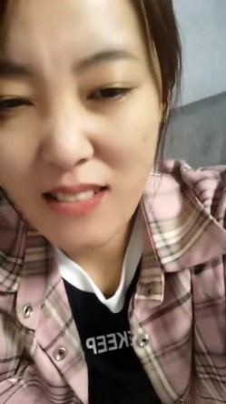 极品人妻！刺激，【放肆的小水娃】，真实良家，标准的贤妻良母，厨房搔首弄姿 截图15