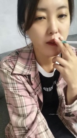 极品人妻！刺激，【放肆的小水娃】，真实良家，标准的贤妻良母，厨房搔首弄姿 截图16