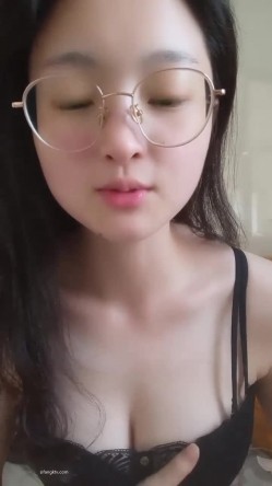 清纯邻家新人学生~~【金嗯嗯】~天然美乳黄瓜自慰~流白浆~~--~没钱买道具~只好拿出大黄瓜~插逼自慰！ 截图1