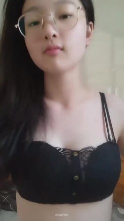 清纯邻家新人学生~~【金嗯嗯】~天然美乳黄瓜自慰~流白浆~~--~没钱买道具~只好拿出大黄瓜~插逼自慰！ 截图3