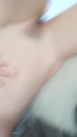 清纯邻家新人学生~~【金嗯嗯】~天然美乳黄瓜自慰~流白浆~~--~没钱买道具~只好拿出大黄瓜~插逼自慰！ 截图11