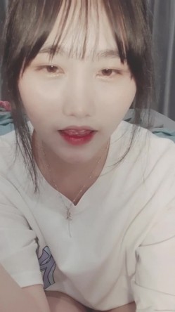 清纯校花，好像是学摄影的，【鸭鸭】，很少上线，还买了单反相机，100%恋爱感觉，反差感贼强 截图2