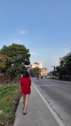 人气露出女神，超大胆【cikaimoon】广西街头，大白天人最多的时候，街边人来人往好多小伙看到 截图1