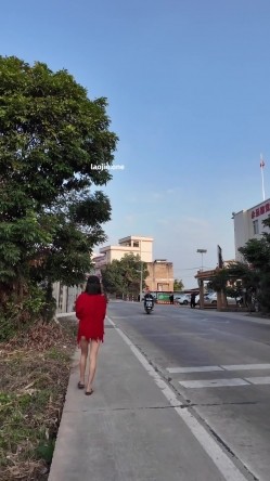 人气露出女神，超大胆【cikaimoon】广西街头，大白天人最多的时候，街边人来人往好多小伙看到 截图2