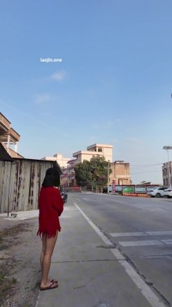 人气露出女神，超大胆【cikaimoon】广西街头，大白天人最多的时候，街边人来人往好多小伙看到 截图4