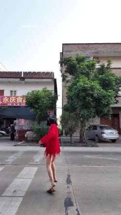 人气露出女神，超大胆【cikaimoon】广西街头，大白天人最多的时候，街边人来人往好多小伙看到 截图5