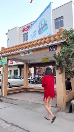人气露出女神，超大胆【cikaimoon】广西街头，大白天人最多的时候，街边人来人往好多小伙看到 截图6
