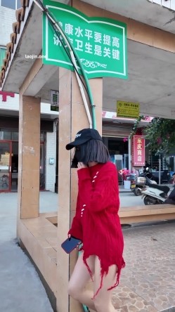 人气露出女神，超大胆【cikaimoon】广西街头，大白天人最多的时候，街边人来人往好多小伙看到 截图7