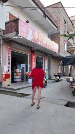 人气露出女神，超大胆【cikaimoon】广西街头，大白天人最多的时候，街边人来人往好多小伙看到 截图8