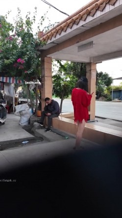 人气露出女神，超大胆【cikaimoon】广西街头，大白天人最多的时候，街边人来人往好多小伙看到 截图9