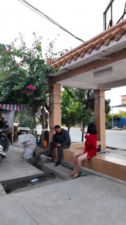 人气露出女神，超大胆【cikaimoon】广西街头，大白天人最多的时候，街边人来人往好多小伙看到 截图11