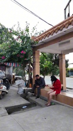 人气露出女神，超大胆【cikaimoon】广西街头，大白天人最多的时候，街边人来人往好多小伙看到 截图12