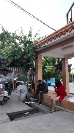 人气露出女神，超大胆【cikaimoon】广西街头，大白天人最多的时候，街边人来人往好多小伙看到 截图13