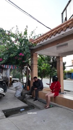 人气露出女神，超大胆【cikaimoon】广西街头，大白天人最多的时候，街边人来人往好多小伙看到 截图14