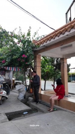 人气露出女神，超大胆【cikaimoon】广西街头，大白天人最多的时候，街边人来人往好多小伙看到 截图15