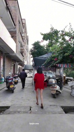人气露出女神，超大胆【cikaimoon】广西街头，大白天人最多的时候，街边人来人往好多小伙看到 截图16