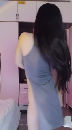 邻家清纯小姐姐，甜美女神【Olivia520】一丝不挂动感裸舞，大摆锤火车摇制服跳蛋，骚得不得了 截图2
