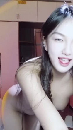 邻家清纯小姐姐，甜美女神【Olivia520】一丝不挂动感裸舞，大摆锤火车摇制服跳蛋，骚得不得了 截图10