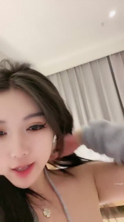 【女模小草莓】后续来了 顶级颜值模特粉鲍翘臀 约土豪无套啪啪内射淫水流了一地 爽死！ 截图12
