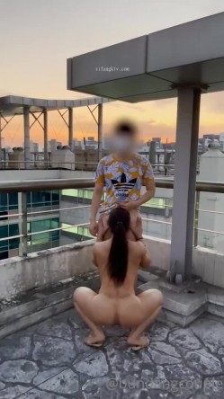 巨乳撸铁健身女神【本当夫妇】淫荡私拍199部完结~超大阴蒂开肛潮喷3P绿帽 截图2