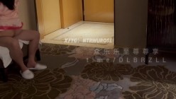 推特新晋高质量NTR绿帽夫妻明星颜值极品人妻「ROSEWU」《未知情的插入》没做沟通突然开始肛交，老婆被插到喷水 截图5